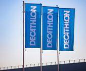 Drei Decathlon-Fahnen auf Gebäude