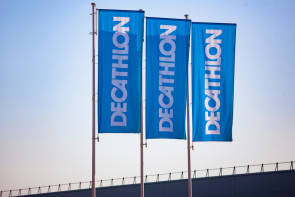 Drei Decathlon-Fahnen auf Gebäude 