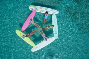 Menschen auf Boards im blauen Meer 