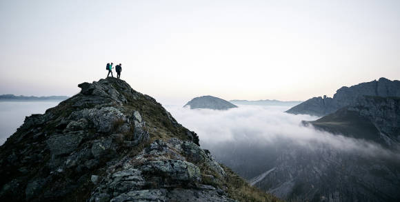 Wanderer auf Berggipfel 