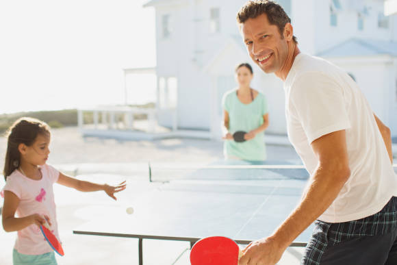 Familie beim Tischtennis-Spielen 