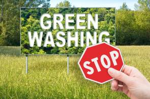 Schriftzug Greenwashing mit Stoppschild davor 