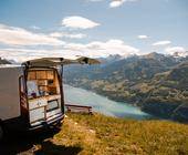 Campingbus in den Schweizer Bergen