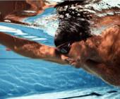 Schwimmer mit Schwimmbrille unter Wasser