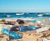 Plastikmüll an Meeresstrand