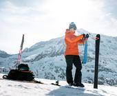 Skitourengeherin spannt Skifell auf