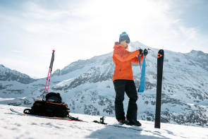 Skitourengeherin spannt Skifell auf 