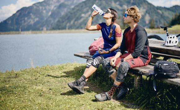 Mountainbiker bei einer Pause 