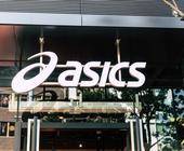 Asics-Logo an Shop-Außenansicht