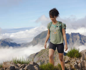Frau im Gebirge mit Sherpa-T-Shirt 