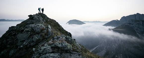 Wanderer auf Berggipfel 