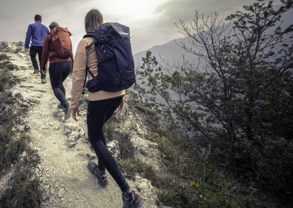 Wanderer auf Bergkamm 