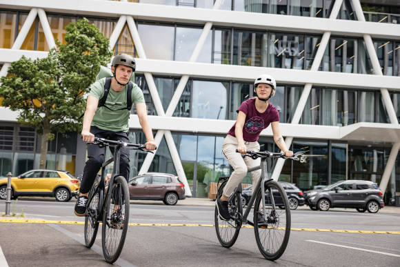 zwei Radfahrer in der Stadt 