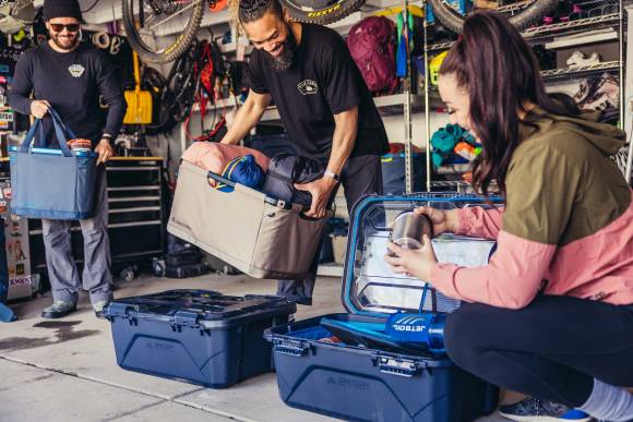 Gruppe von Menschen beim Packen 