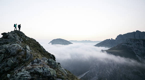 Wanderer auf Berggipfel 