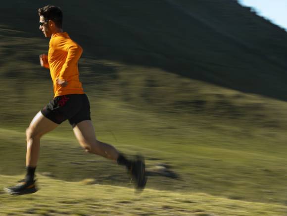 Jogger in hügeliger Landschaft 