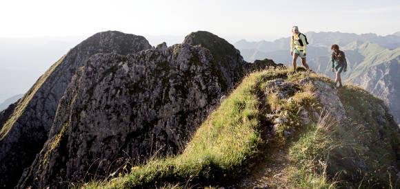 Wanderer auf einem Bergkamm 