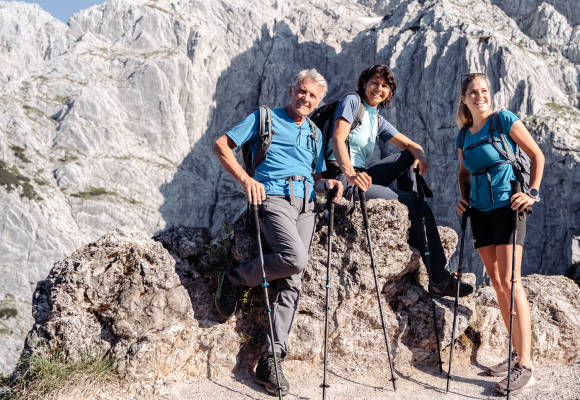 Wandergruppe vor Felswand