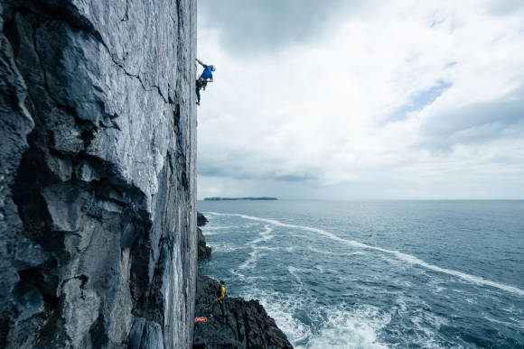 Kletterer an einer Felswand 