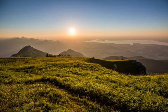 Hügelige Landaschaft im Sonnenuntergang 