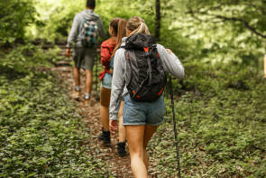 Gruppe von Freunden beim Wandern 