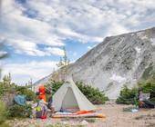 Menschen campen in Landschaft