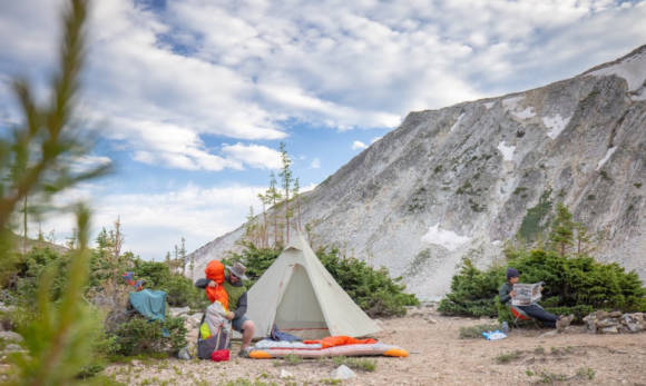 Menschen campen in Landschaft 