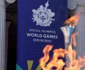 Schriftzug Special Olympic World Games mit loderndem olympischem Feuer