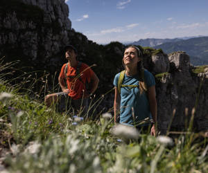 Mann und Frau im Gebirge beim Wandern