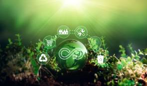 Symbole der Kreislaufwirtschaft vor grünem Hintergrund 