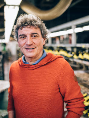 CEO von La Sportiva, im Hintergrund Bergschuhe