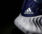 Adidas Logo und Schriftzug auf Schuh
