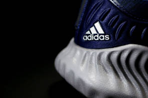 Adidas Logo und Schriftzug auf Schuh 