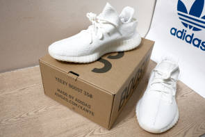 Adidas-Schuhe auf Schuhkarton 