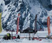 Fahnen von Skimarken im Schnee