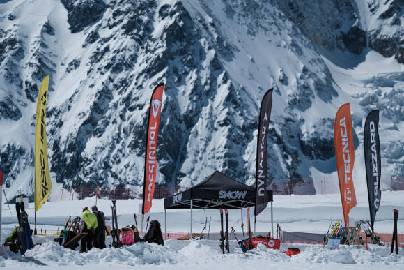 Fahnen von Skimarken im Schnee 