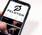 Smartphone Display zeigt Peloton-Logo