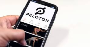Smartphone Display zeigt Peloton-Logo 