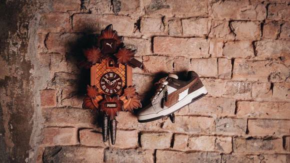 Kuckucksuhr und Sneaker hängen an der Wand 