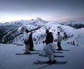 Gruppe von Skifahrern im Gebirge