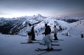 Gruppe von Skifahrern im Gebirge 