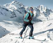 Skitourengeherin im Gebirge