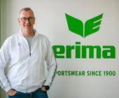 Andre Bachmann vor grünem Erima-Logo