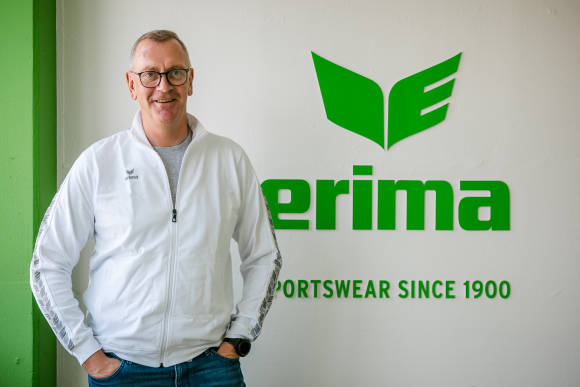 Andre Bachmann vor grünem Erima-Logo 