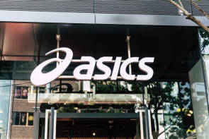 Asics-Logo an Shop, Außenansicht 