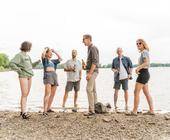 Gruppe von Menschen an einem See