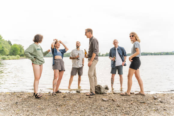 Gruppe von Menschen an einem See 