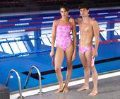 zwei Schwimmer in rosa Badebekleidung