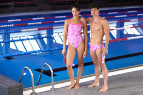zwei Schwimmer in rosa Badebekleidung 