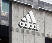 Adidas-Logo auf Gebäude